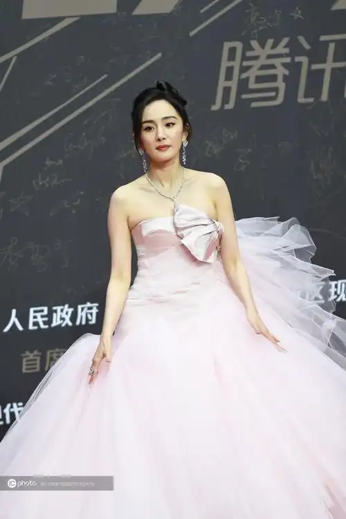 星光大赏红毯造型杨幂giambattistavalli2020秋冬高级定制樱粉色大蓬
