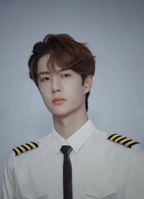 酷炫帅气的机长造型,挺直如松的站姿,你最想搭上哪位机长的航班_高清