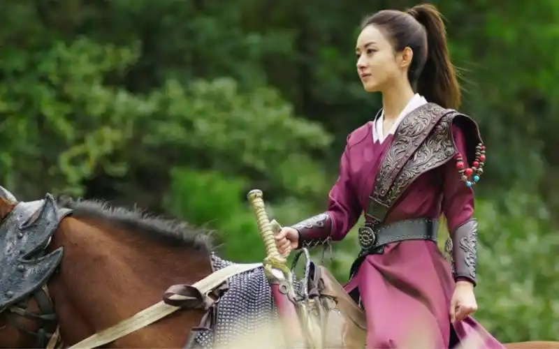 别看赵丽颖赵露思戏里骑马英姿飒爽,戏外被马吓的样子太让人心疼!