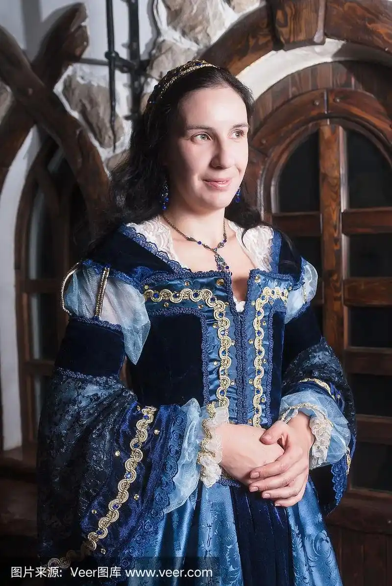 身着中世纪服饰的优雅女子的肖像