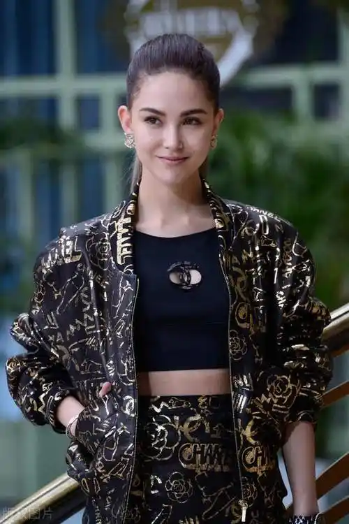 周杰伦老婆昆凌真有范穿印花套装低调显贵利落盘发很提气场