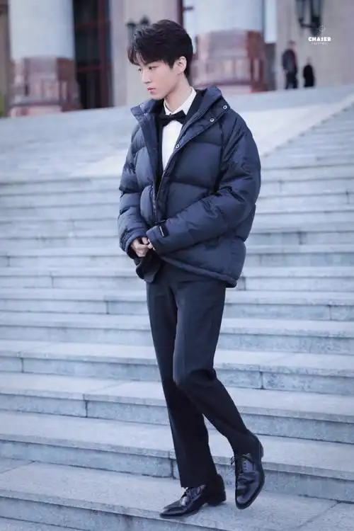 王俊凯穿羽绒服 王俊凯蓝色条纹羽绒服