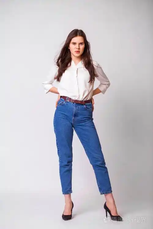 年轻漂亮的黑发模特全身肖像照片-正版商用图片277lh0-摄图新视界