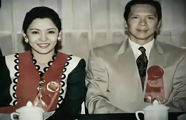 向太虽然现在踏入中年,身材走样发福,但是岁月也难掩饰陈岚年轻时候的