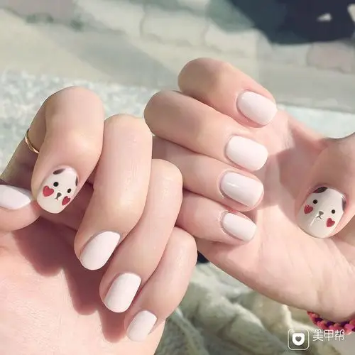 圆形白色可爱手绘学生美甲图片
