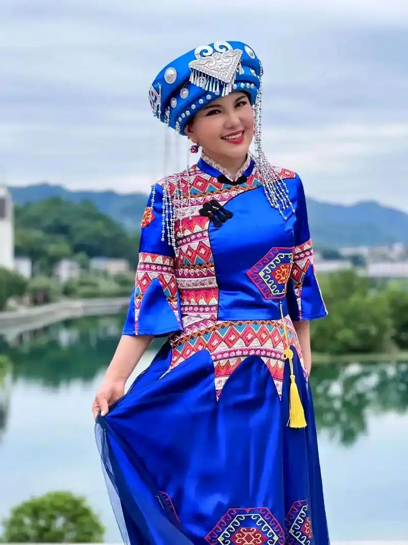 乌兰图雅 #民族特色民族文化 乌兰图雅穿民族服饰 - 抖音