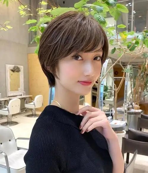 女发别再烫满头小卷发了太老气现在流行这几种显年轻的发型