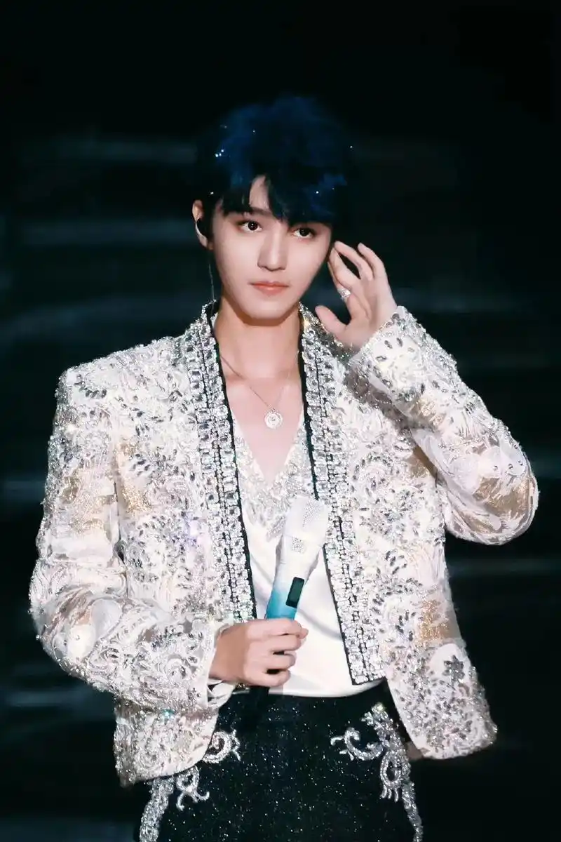 这次周年真的好多美图,存图都要存不过来了#王俊凯 #tfbo - 抖音