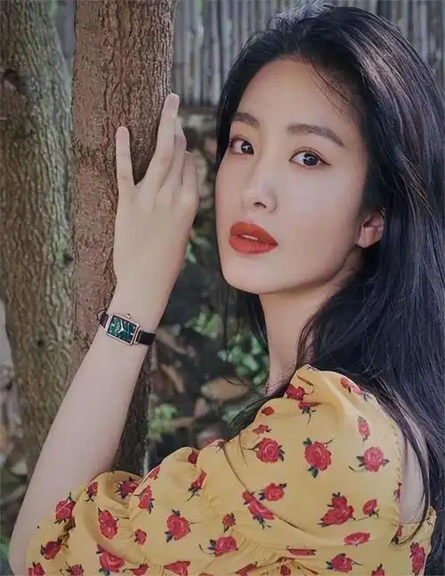 杨采钰:撬走刘亦菲背后的男人,嫁大30岁金主,她究竟图什么?