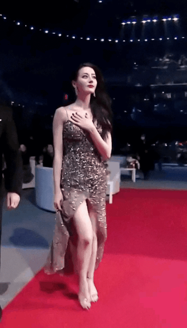 迪丽热巴红毯造型惨遭翻车?频繁捂胸口被指扭捏不大方