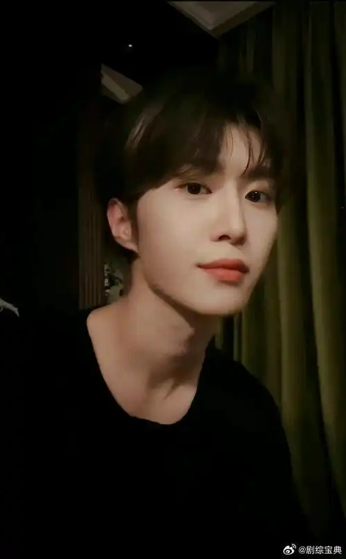 靠脖子认出了范丞丞