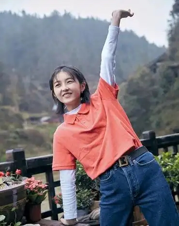 《向往的生活3》彭昱畅打糍粑累得直喘气,张子枫拍美照好可爱|黄磊