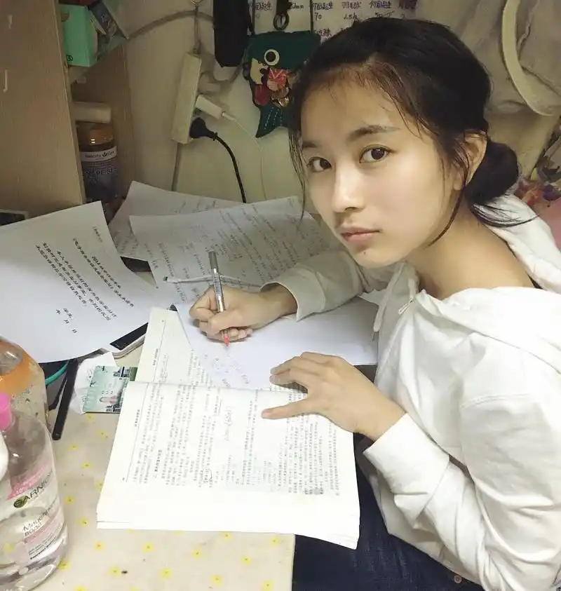 女大学生晒每月生活费,父母都说正常,打工人看完真的"破防了"