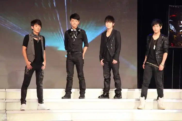 幻灯组图:2010快乐男声全国12强见面会_高清图集_新浪网