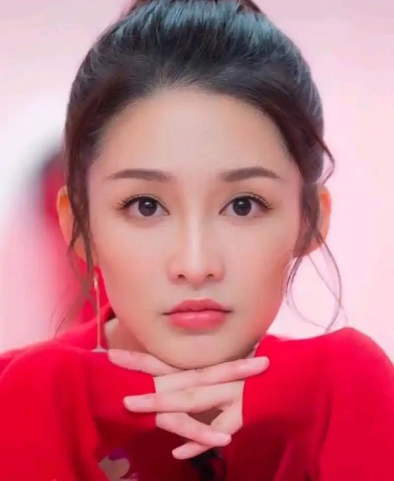 李沁,一个让人惊艳的名字,她的美貌和才华让人无法忽视.