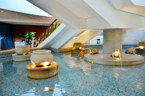 早餐厅到大厅之间有这样的水池.