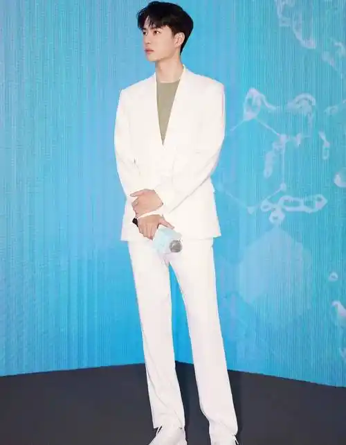 明星颜值高比例不好是硬伤,这几位男明星的全身照比例太完美_西装