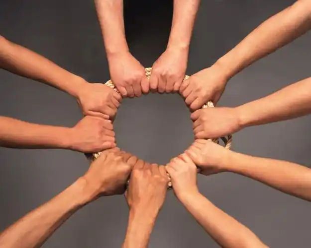 五人抓绳围成一圈,高角度观看图片下载