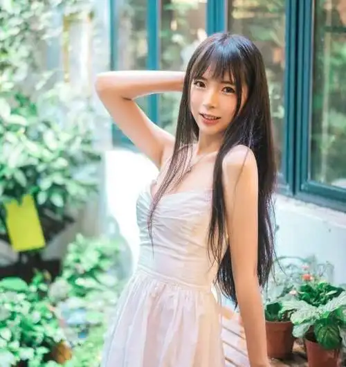 文艺范的青涩吊带裙美女带着一丝丝的成熟韵味好有气质