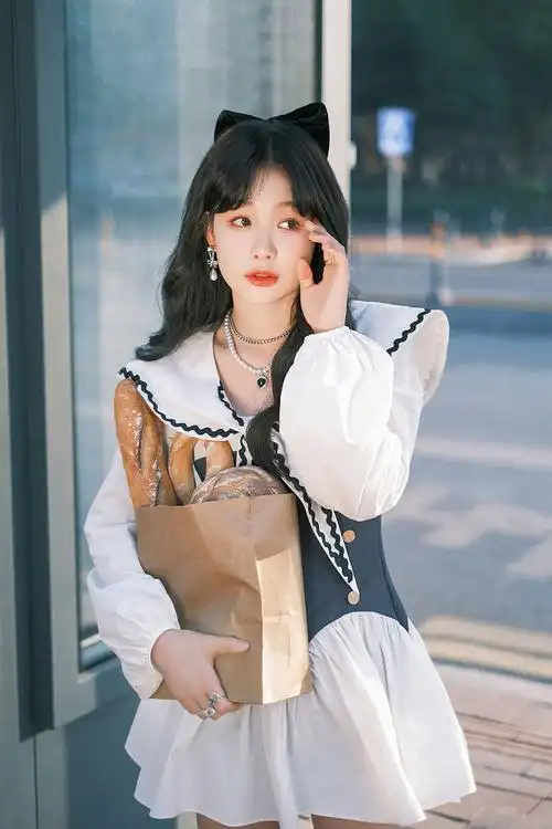 徐梦洁学院风连衣裙复古浪漫 戴蝴蝶结发饰笑容甜美