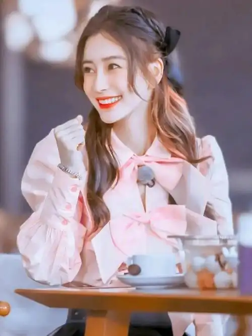 3万杨家将守护着 有人问我"为什么喜欢杨颖" 我说"因为她是我的初心"