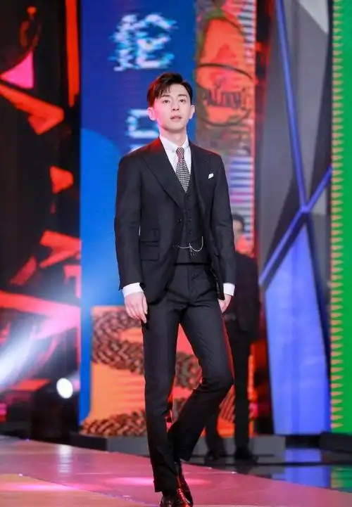 邓伦身高184cm,并且身材比例非常匀称,穿衣风格简直不要太好!