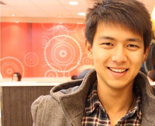 李现大学青涩照曝光,笑容阳光眼神清澈,帅气颜值不输如今!