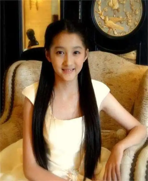 同是"国民闺女":有人形单影只,有人儿女双全,差距一目