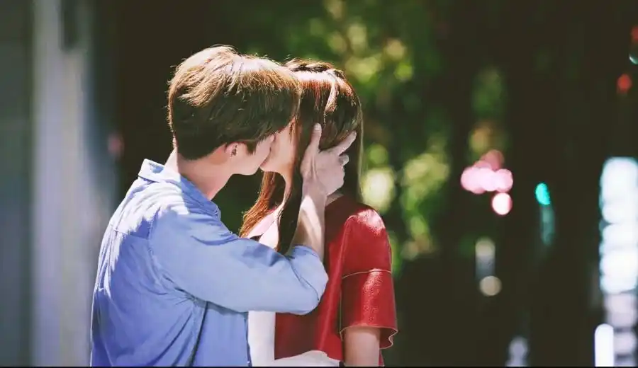 鹿晗关晓彤甜蜜亲吻34秒!关晓彤像僵尸?