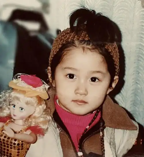 关晓彤晒幼儿时期萌照,大眼睛炯炯有神,颜值超高像极了洋娃娃|童年照