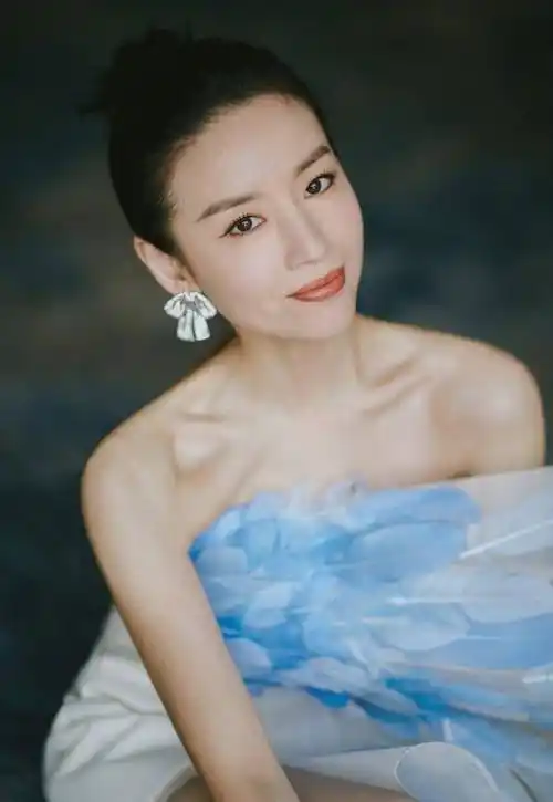 原创40岁董洁颜值终于美回巅峰穿抹身材羽毛裙变清纯女神状态却大变