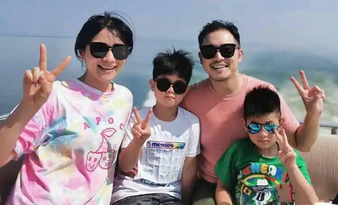 胡可沙溢一家四口