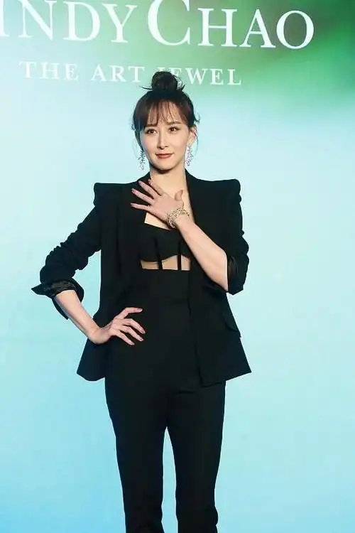 胡静无修镜头苹果肌明显穿裸色紧身裙还挺美身材更是纤细窈窕