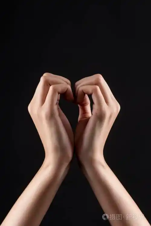 照片 漂亮女人的手特写,指甲上有红色的指甲.