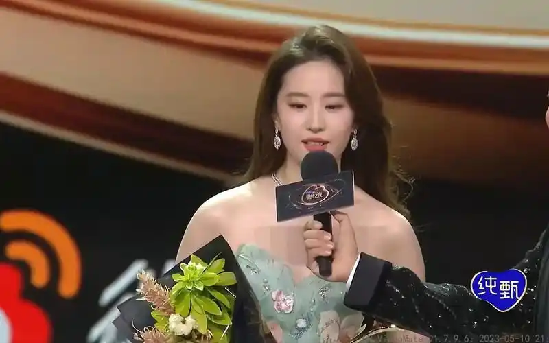 刘亦菲有多优秀?颁奖典礼中文英文随意切换,台下大咖表情都亮了