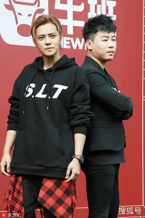 罗志祥扎小辫穿"裙子"潮爆 胡彦斌和他比腿赢了