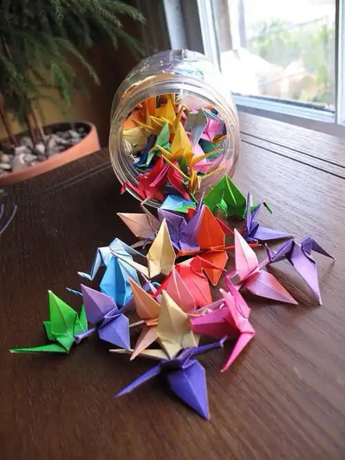 999只千纸鹤的意思和999朵玫瑰差不多意思,是希望能和你天长地久,表明