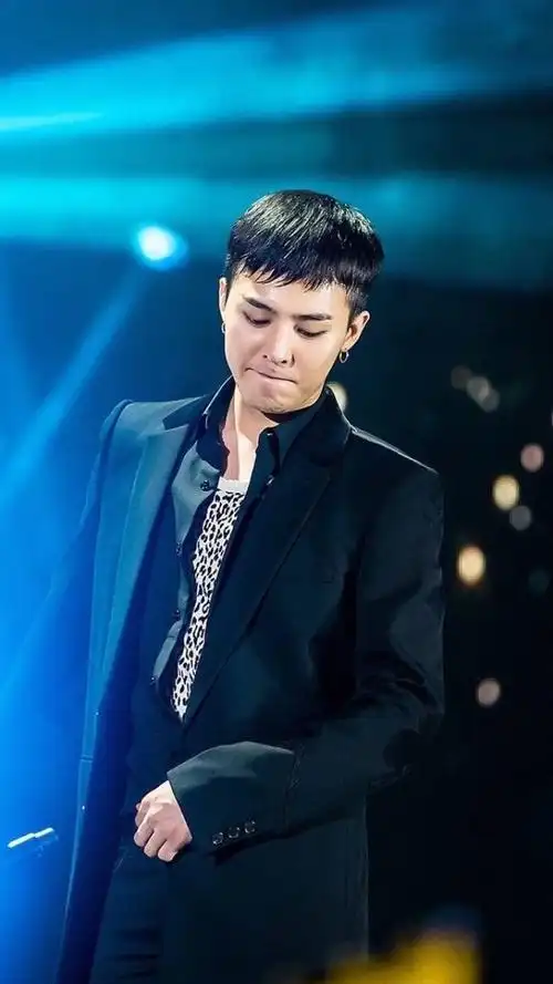 今日份权志龙,有点困的小眼睛,依旧酷帅!