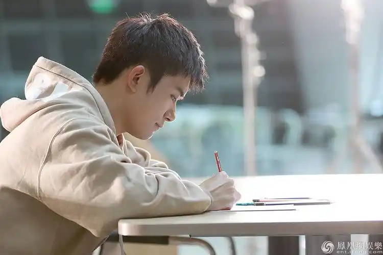 易烊千玺在认真写字,这造型让人觉得有点乖.