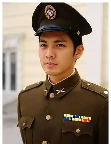 48位男明星军装照:肖战王一博龚俊帅气,鹿晗千玺陈晓沙溢意外_热巴