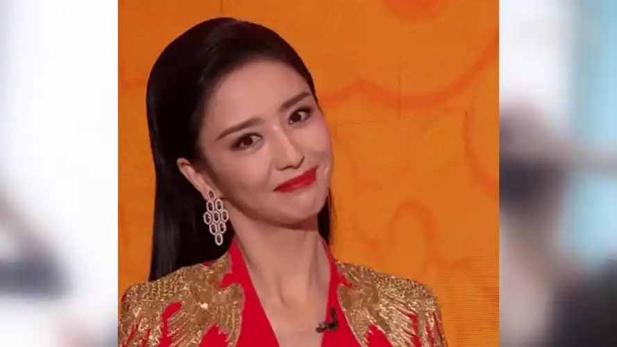 佟丽娅现身央视春晚担当主持人 笑容甜美俏皮比心