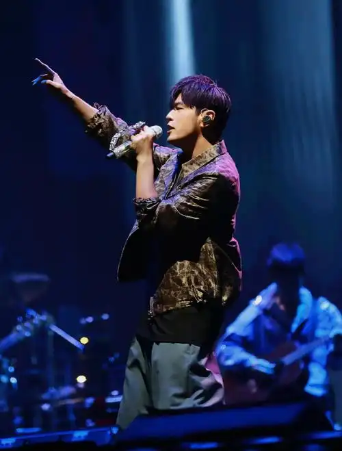 周杰伦超话你转身向背,侧脸还是很美#周杰伦演唱会