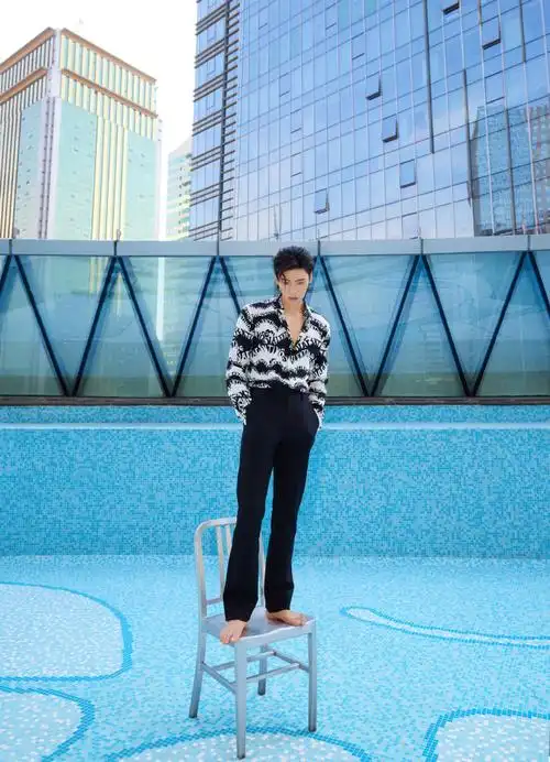 王子异[超话]##王子异2022的第一组夏日写真##mc house##王子异咸天