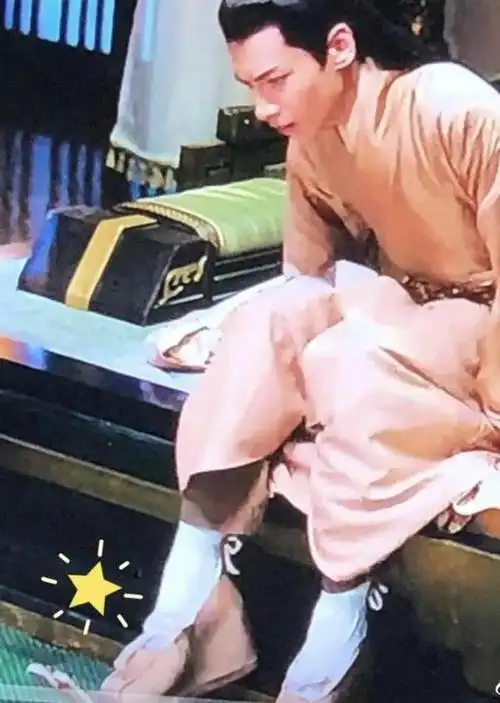 这张照片本没有任何亮点可言,可再仔细一看,大家的目光都被罗云熙脚上