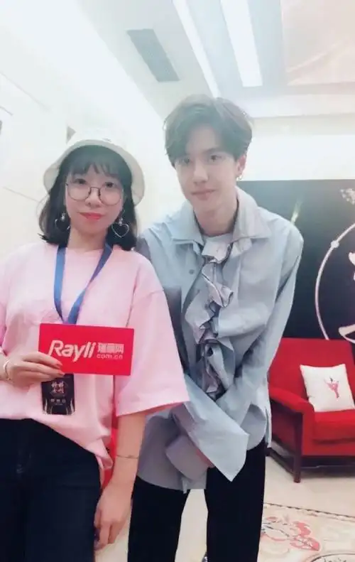 王一博早期与素人合照##王一博夹棒棒糖棍旧照