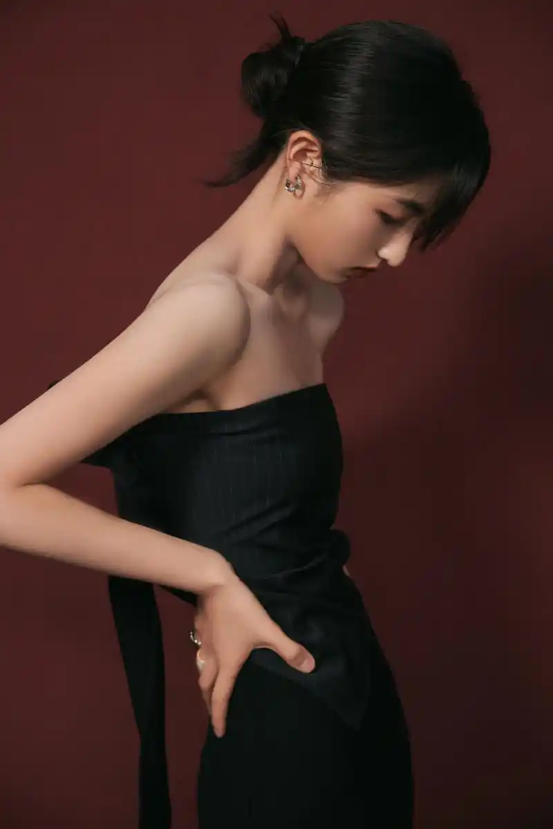 张子枫华表奖条纹抹胸搭配修身长裙造型,这锁骨好绝!