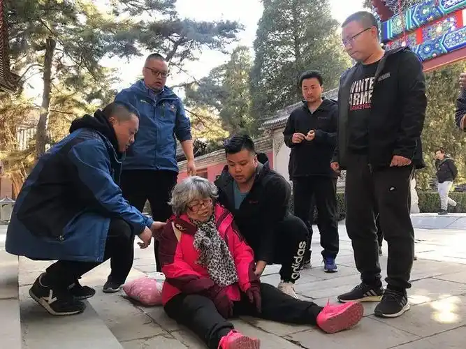 3月11日,管理队接报东门一老人摔伤,队领导赵磊,武立佳和职工安志文
