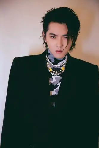 带珍珠项链的男人们_吴亦凡