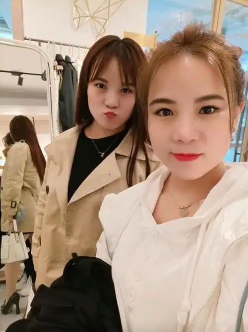 程珂珂和张丽但这么一说,张丽更觉得程珂珂是骗子了,还推销上化妆品了