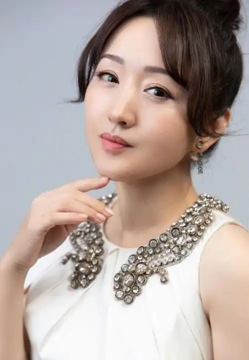 将50岁的杨钰莹爱情观,伴侣就像蛋糕上的樱桃